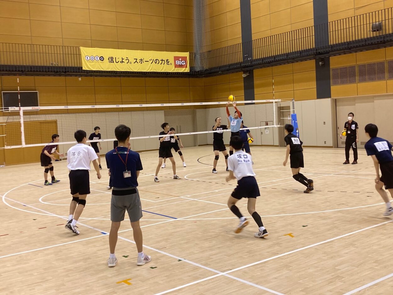 合宿 中 の 女子 バレーボール 部員 達