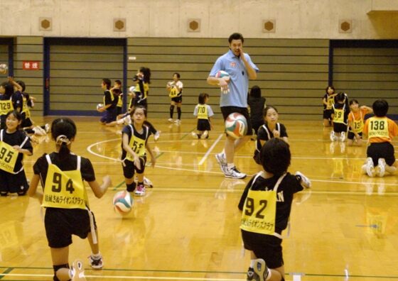 茨城県で櫻井由香さん・加藤陽一さんを講師にバレーボール教室を開催 JVA・ゴールドプラン