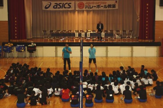 福岡県で植田辰哉さんと大山加奈さんを講師にバレーボール教室を開催　JVA・ゴールドプラン