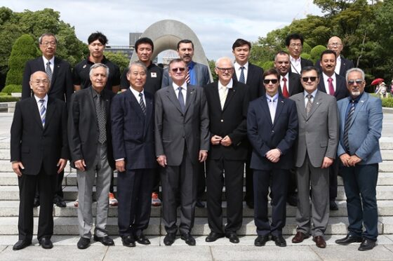 FIVBワールドカップ2015男子広島大会を前にFIVB役員、龍神NIPPONが広島平和記念公園を訪問