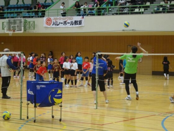 三重県で多治見麻子さんを講師にバレーボール教室を開催　JVA・ゴールドプラン
