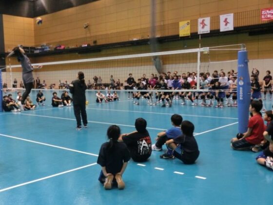 竹下佳江さん、大山加奈さんを講師に『目指せ！未来の全日本選手！ 丸大バレーボール教室！』を味の素ナショナルトレーニングセンターで開催！