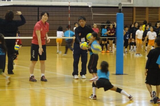 大山加奈さん・未希さんを講師に沖縄県でバレーボール教室を開催 JVA・ゴールドプラン