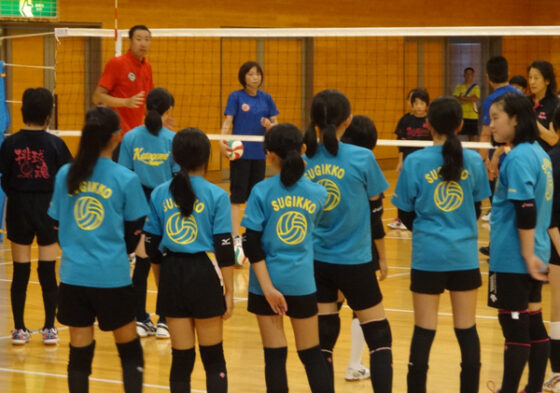 齋藤信治さんと大山未希さんを講師に迎え、秋田県でバレーボール教室を開催 JVA・ゴールドプラン