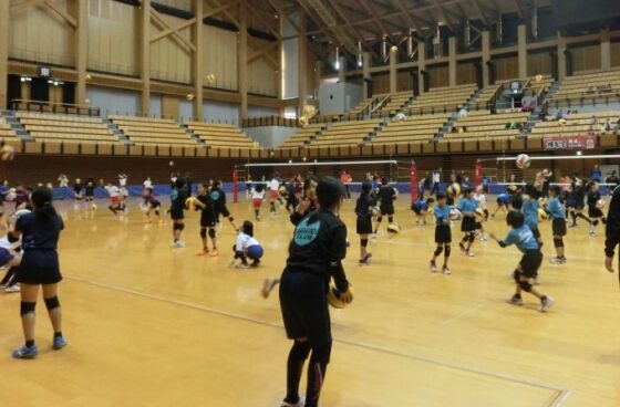 大山加奈さん、CLUB EHIMEを講師に『目指せ！未来の全日本選手！丸大バレーボール教室！』を愛媛県武道館で開催