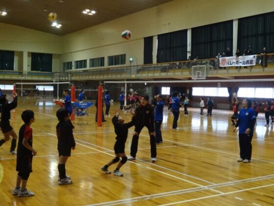 杉山祥子さんを講師に迎え、徳島県でバレーボール教室を開催 JVA・ゴールドプラン