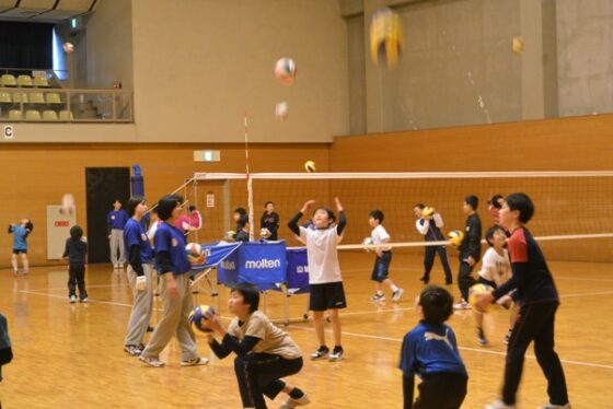 佐野優子さんと大山加奈さんを講師に迎え、京都府でバレーボール教室を開催 JVA・ゴールドプラン