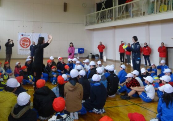 宮城県気仙沼市の小学校で復興支援バレーボール教室を開催