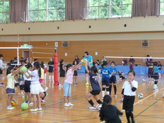 大山加奈さんと吉澤智恵さんを講師に滋賀県大津市でアシックスバレーボール教室を開催 JVA・ゴールドプラン