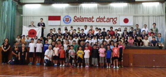 龍神NIPPONがスラバヤ日本人学校でアジア男子選手権優勝を報告