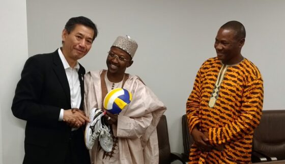 JVAがナイジェリアに中古バレーボールなどを寄贈　駐日ナイジェリア大使館で贈呈式