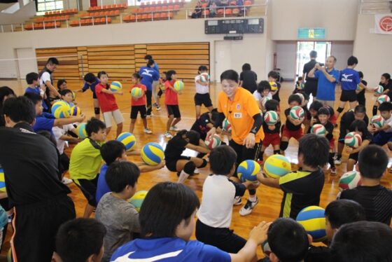 桜井由香さんを講師に福岡県・田川市でバレーボール教室を開催 JVA・ゴールドプラン