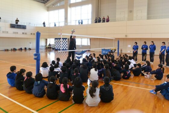 本年度最終回、齋藤信治さんと大山未希さんを講師に愛媛県松前町でアシックスバレーボール教室を開催 JVA・ゴールドプラン