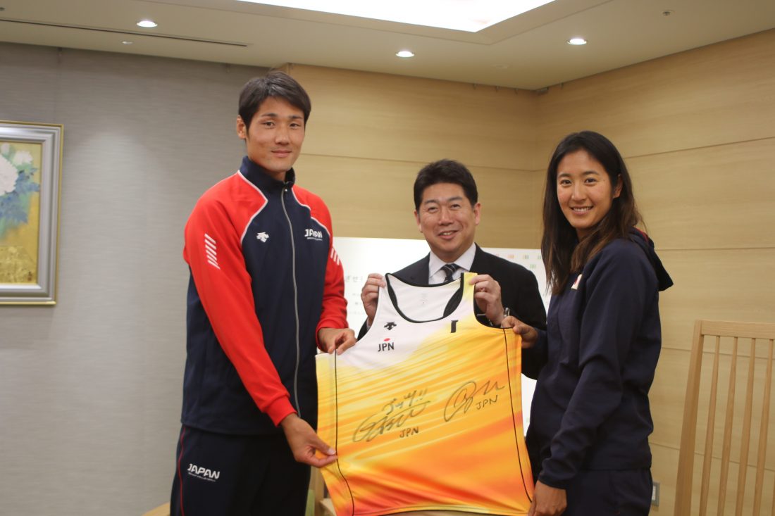 嶋岡会長、石島、二見両選手が、

川崎市の福田市長を表敬訪問。